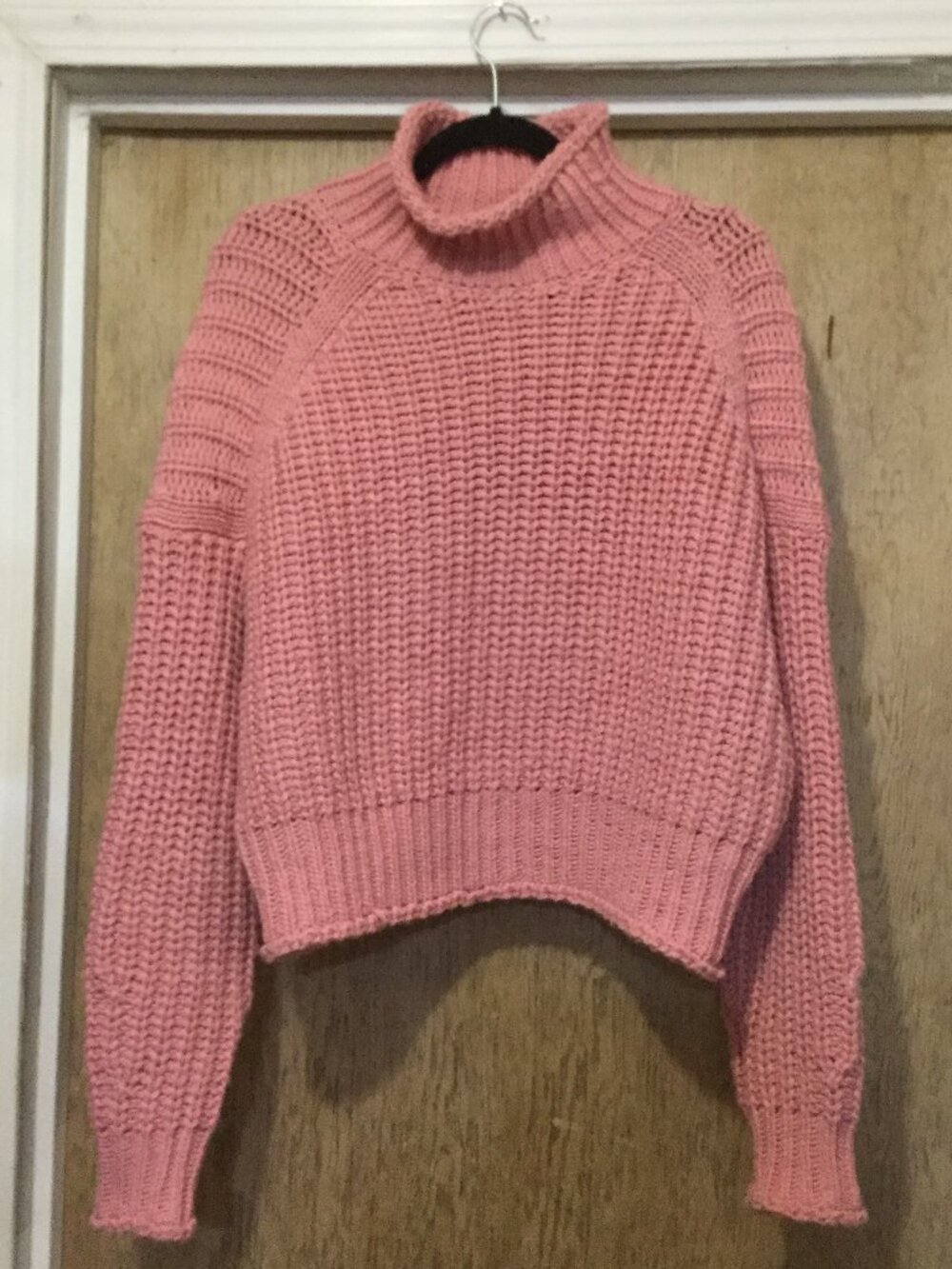 H&M cropped pink turtleneck knit sweater size large 25" pit to pit length is 21"